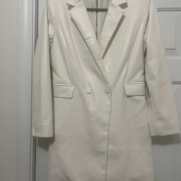 Alice + Olivia Kyrie Tuxedo Skort
Romper - Picture 10 of 16